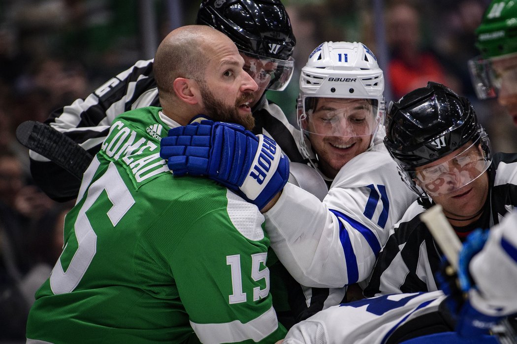 Blake Comeau z Dallasu a Zach Hyman z Toronta ve chvíli, kdy se hra přiostřila