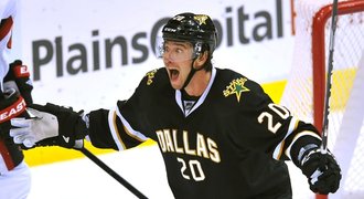 Chceme zjistit, jestli na NHL pořád má, řekl kouč Caroliny o Dvořákovi