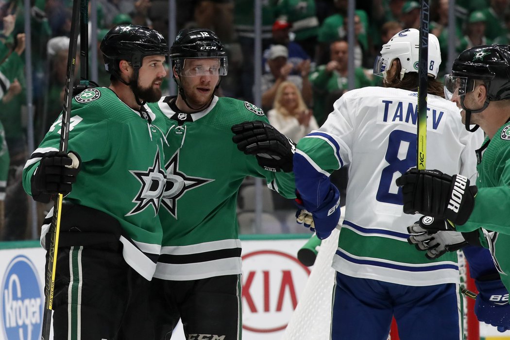 Jamie Benn a Radek Faksa vyrobili úvodní gól utkání proti Vancouveru