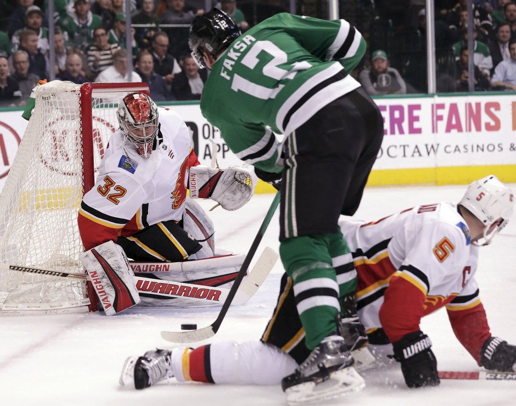 Radek Faksa se snaží překonat nováčka Jona Gilliese v bráně Calgary