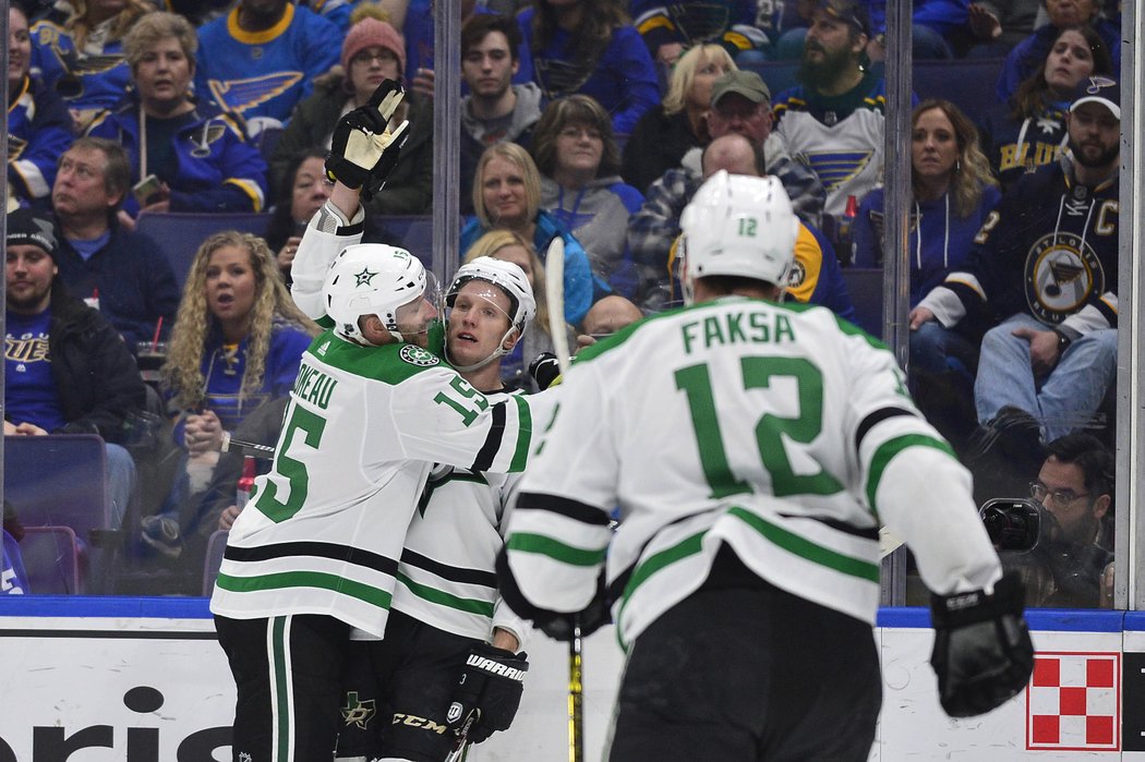 Radek Faksa spěchá s gratulací za střelcem gólu Johnem Klingbergem