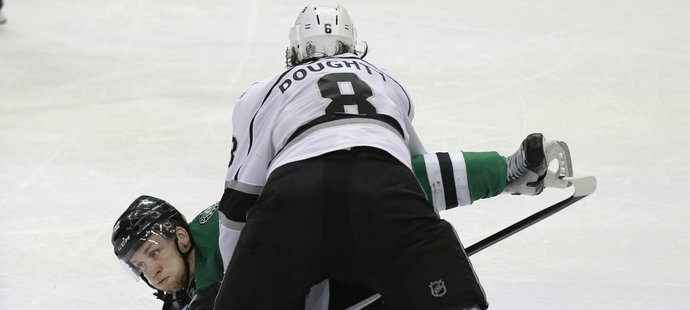 Radek Faksa pod osobní ochranou Drew Doughtyho