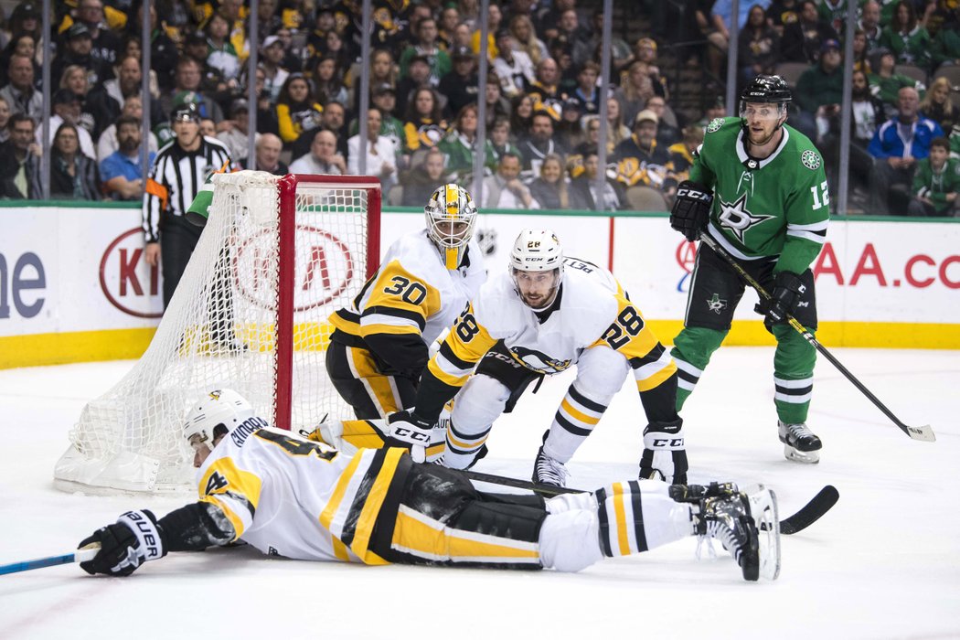 Radek Faksa sleduje výtečnou práci defenzivy Pittsburghu