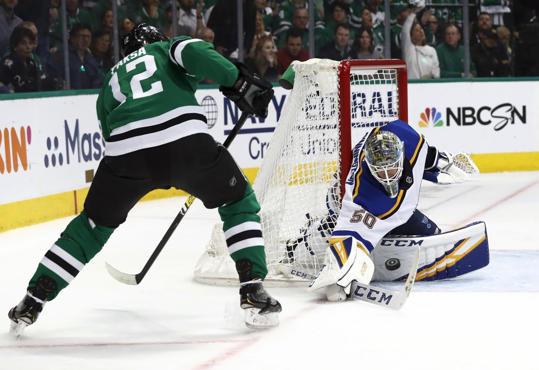 Radek Faksa vyslal na bránu Blues jedinou střelu