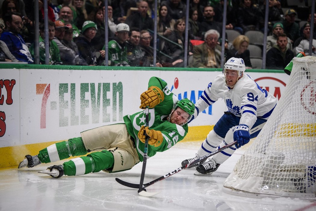 Radek Faksa z Dallasu takhle ulehl za brankou Toronta