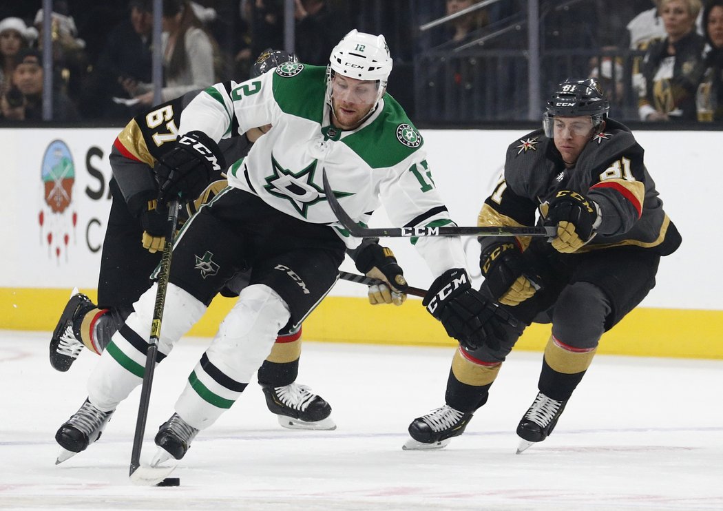 Radek Faksa uniká Jonathanu Marchessaultovi z Vegas