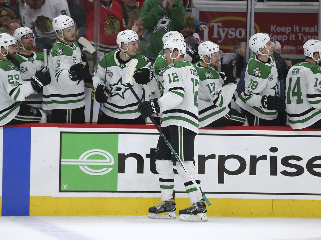 Radek Faksa navázal na hattrick z minulého utkání NHL dalším vydařeným zápasem, ve kterém gólem a přihrávkou pomohl Dallasu k výhře 4:3 v prodloužení v Chicagu