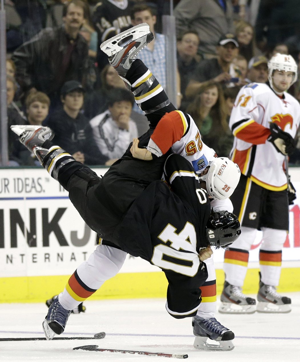 Steve Begin z Calgary zametl s Ryanem Garbuttem a pak ještě vstřelil vítězný gól. Flames dokonali obrat na ledě Dallasu díky třem gólům ve třetí části hry a porazili Stars 4:3.