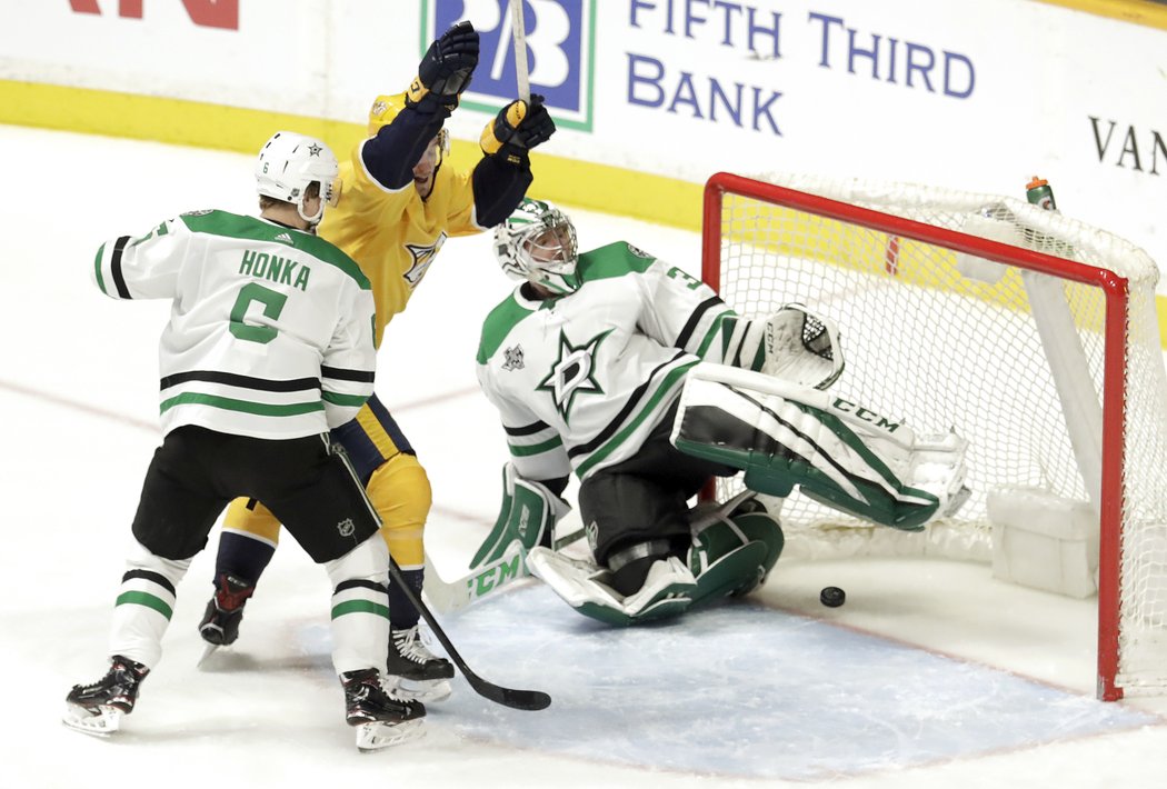 Julius Honka v tomto ročníku NHL nehraje