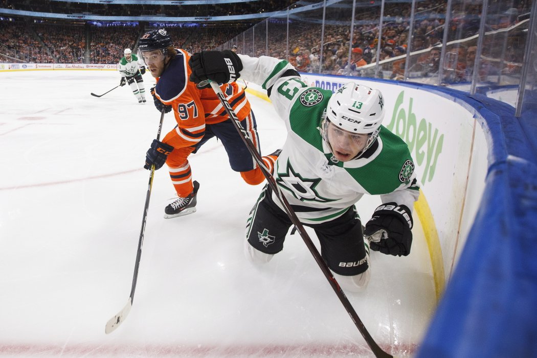 Mattias Janmark a Connor McDavid pózují fotografovi