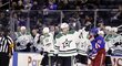 Stephen Johns mává svým rodičům na tribuně Madison Square Garden.