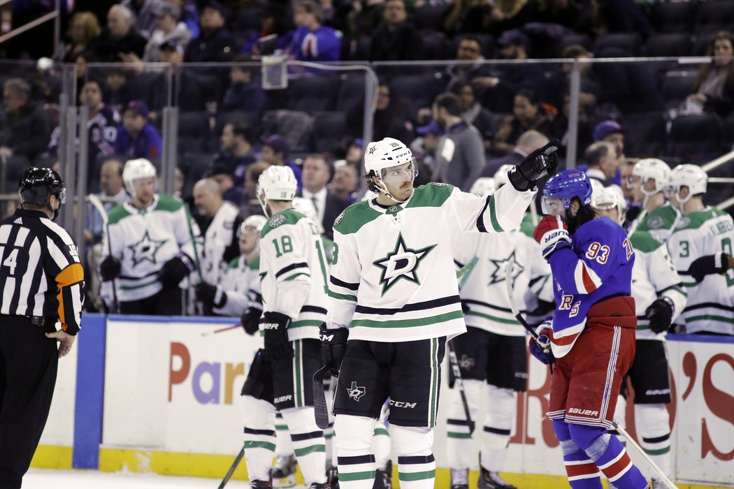 Stephen Johns mává svým rodičům na tribuně Madison Square Garden.