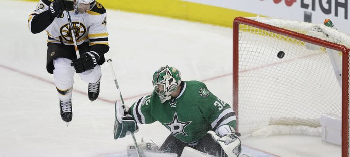 David Backes odvedl skvělou práci, Kari Lehtonen jeho střelu neviděl a puk skončil v síti