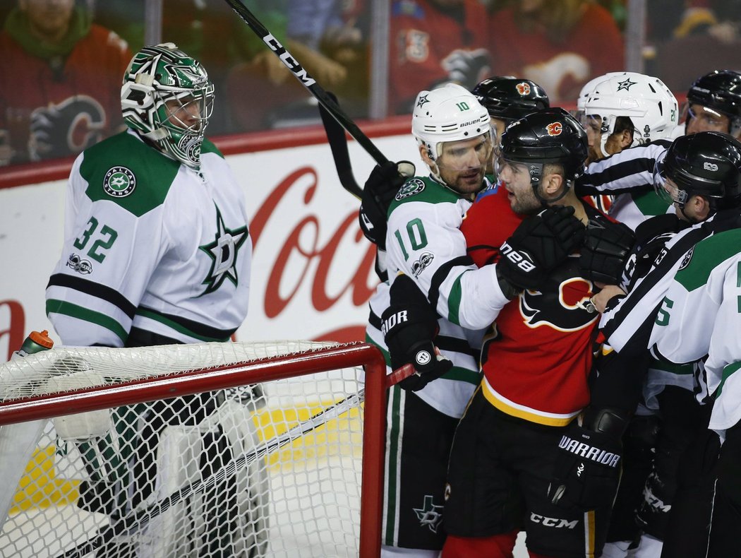 Zdá se, že brankář Kari Lehtonen si s kapitánem Calgary Markem Giordanem měl co říct