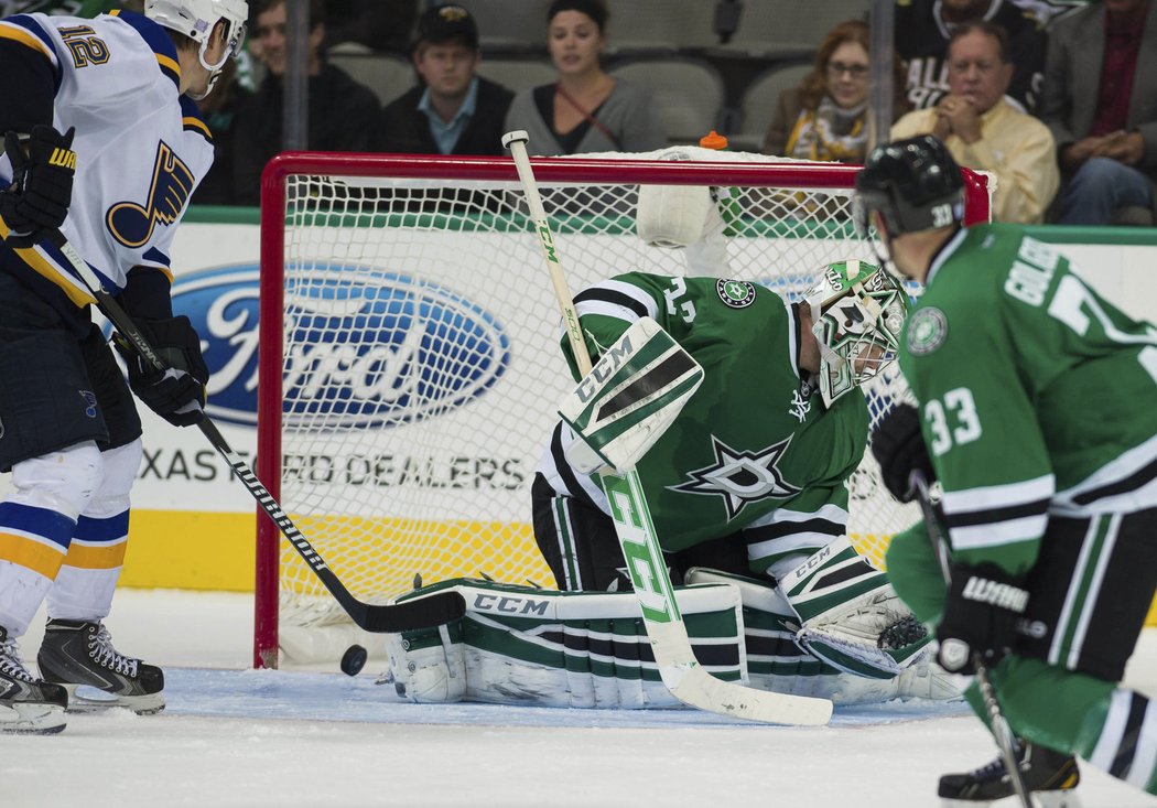 Brankář Kari Lehtonen z Dallasu pouští v prodloužení kotouč z hole Tarasenka ze St.Louis a Stars prohrávají.