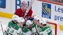 Radek Faksa (druhý zleva) si proti Montrealu připsal tři asistence