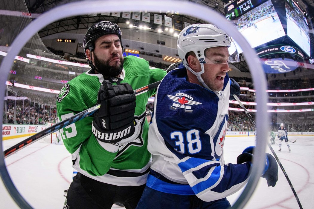 Roman Polák si u mantinelu pohlídal útočníka Logana Shawa z Winnipegu