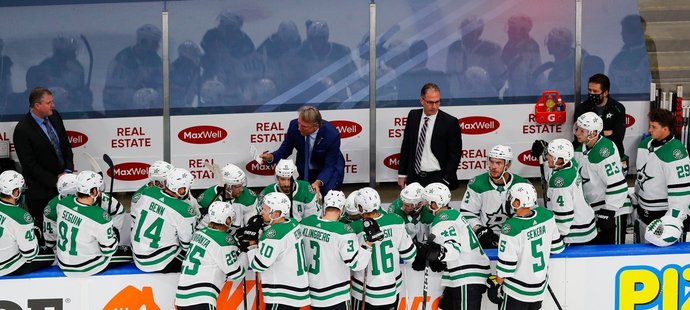 Rick Bowness udílí pokyny svým svěřencům v pátém utkání proti Vegas Golden Knights.