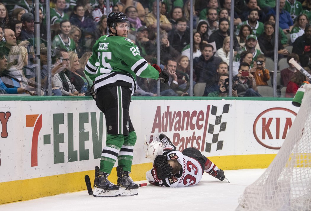 Brett Ritchie z Dallasu zbořil obránce Alexe Goligoskiho a byl vyloučen do konce zápasu