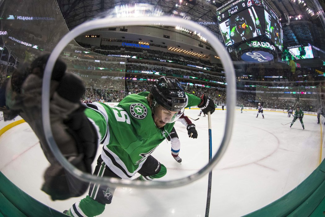 Brett Ritchie z Dallasu se opřel skoro až o fotografa