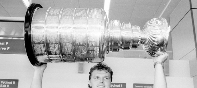 Roman Turek se Stanley Cupem v roce 1999