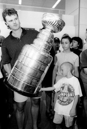 Roman Turek jako první Čech přivezl ukázat Stanley Cup domů