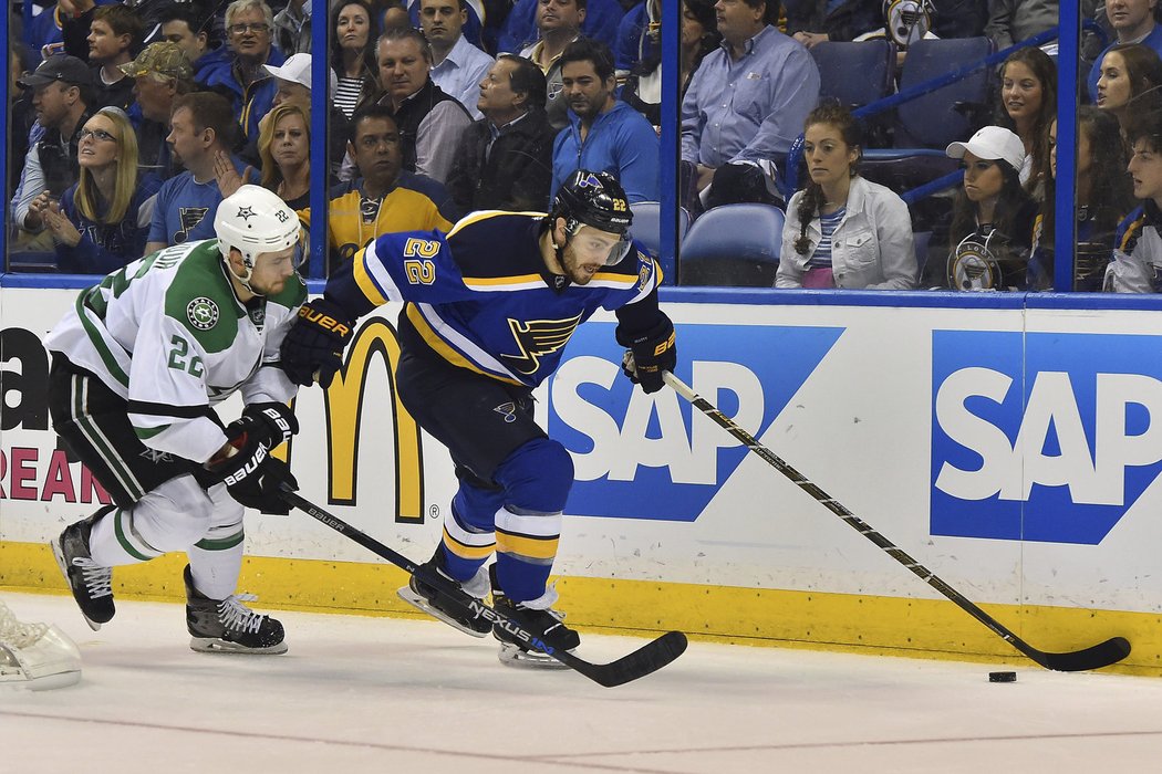 Obránce Kevin Shattenkirk patří Blues už od sezony 2010/11