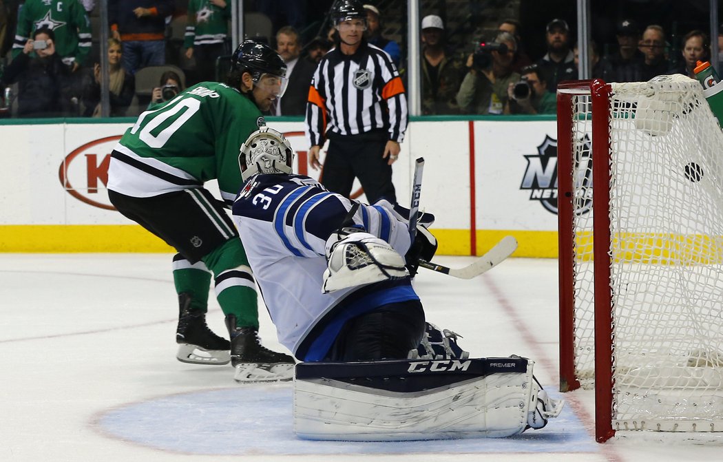 Patrick Sharp rozhodl o výhře Stars v nájezdech