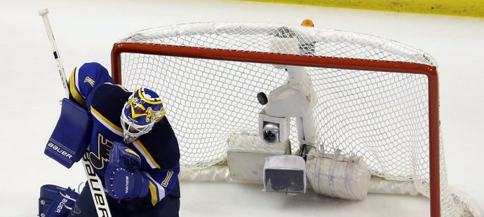 Brankář St. Louis Brian Elliott inkasuje gól