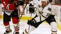 Brenden Morrow z Dallas Stars v souboji s chicagským Brentem Seabrookem