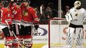 Hráči Blackhawks slaví gól, brankář Dallasu Tobias Stephan smutní
