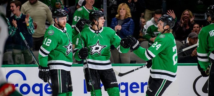 Český útočník Radek Faksa (vlevo) prodloužil s Dallas Stars o pět let. Díky nové smlouvě si polepší o 10 milionů dolarů