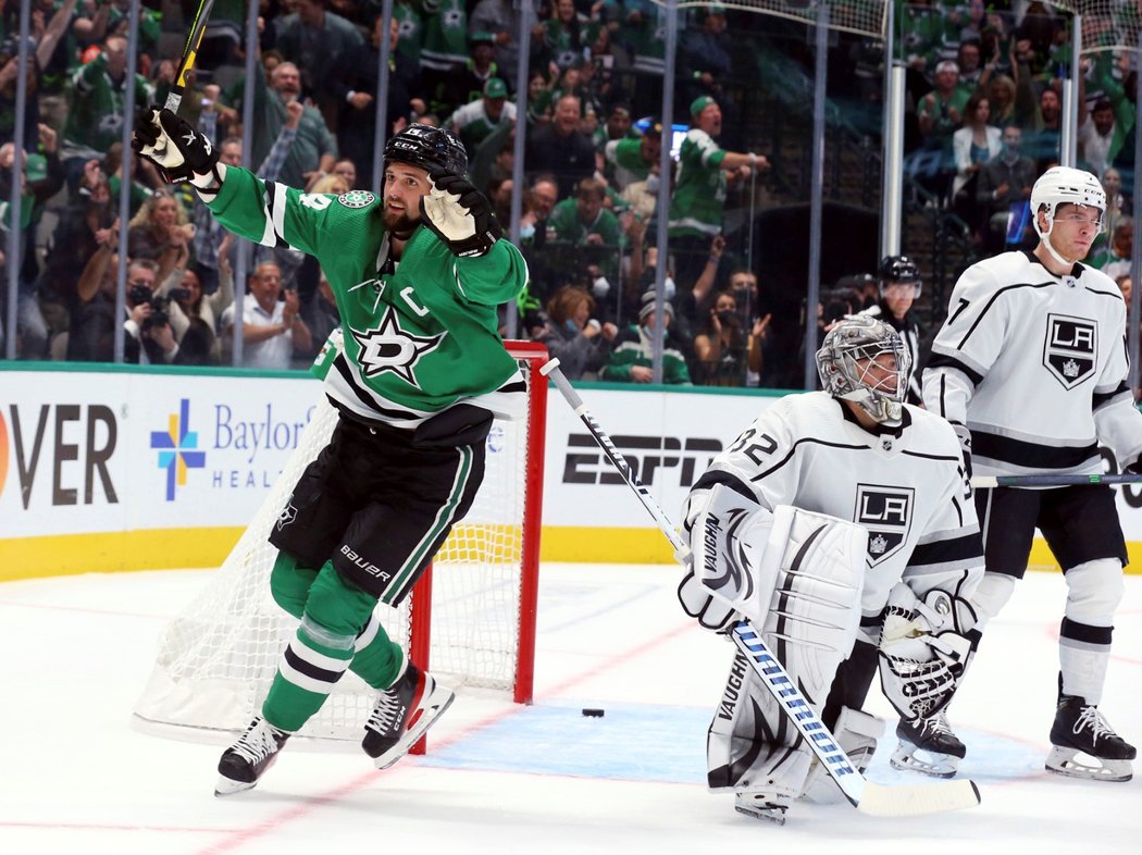 Jamie Benn z Dallasu se raduje z gólu proti Los Angeles