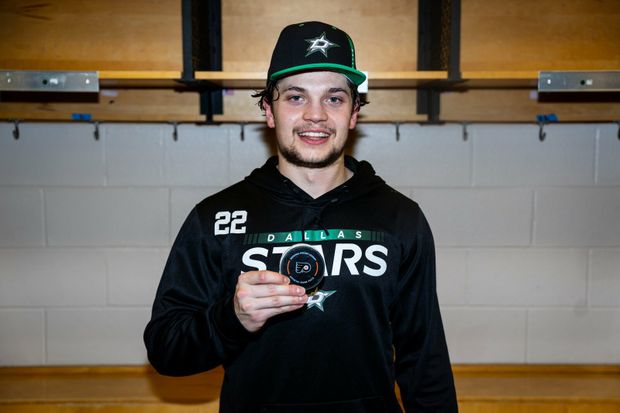 Matěj Blümel s pukem za první trefu v NHL Matěj Blümel s pukem za první trefu v NHL