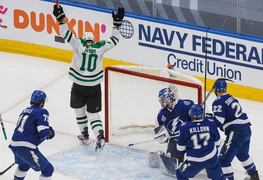 Corey Perry vstřelil v pátém finále Stanley Cupu dva góly a udržel svůj tým naživu.