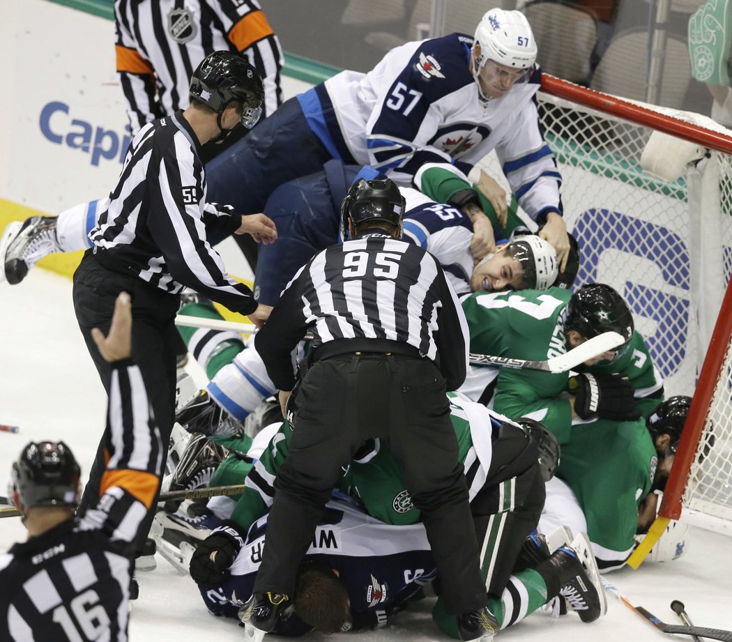 Hráči Dallasu a Winnipegu potvrdili divizní rivalitu a pěkně se pomleli