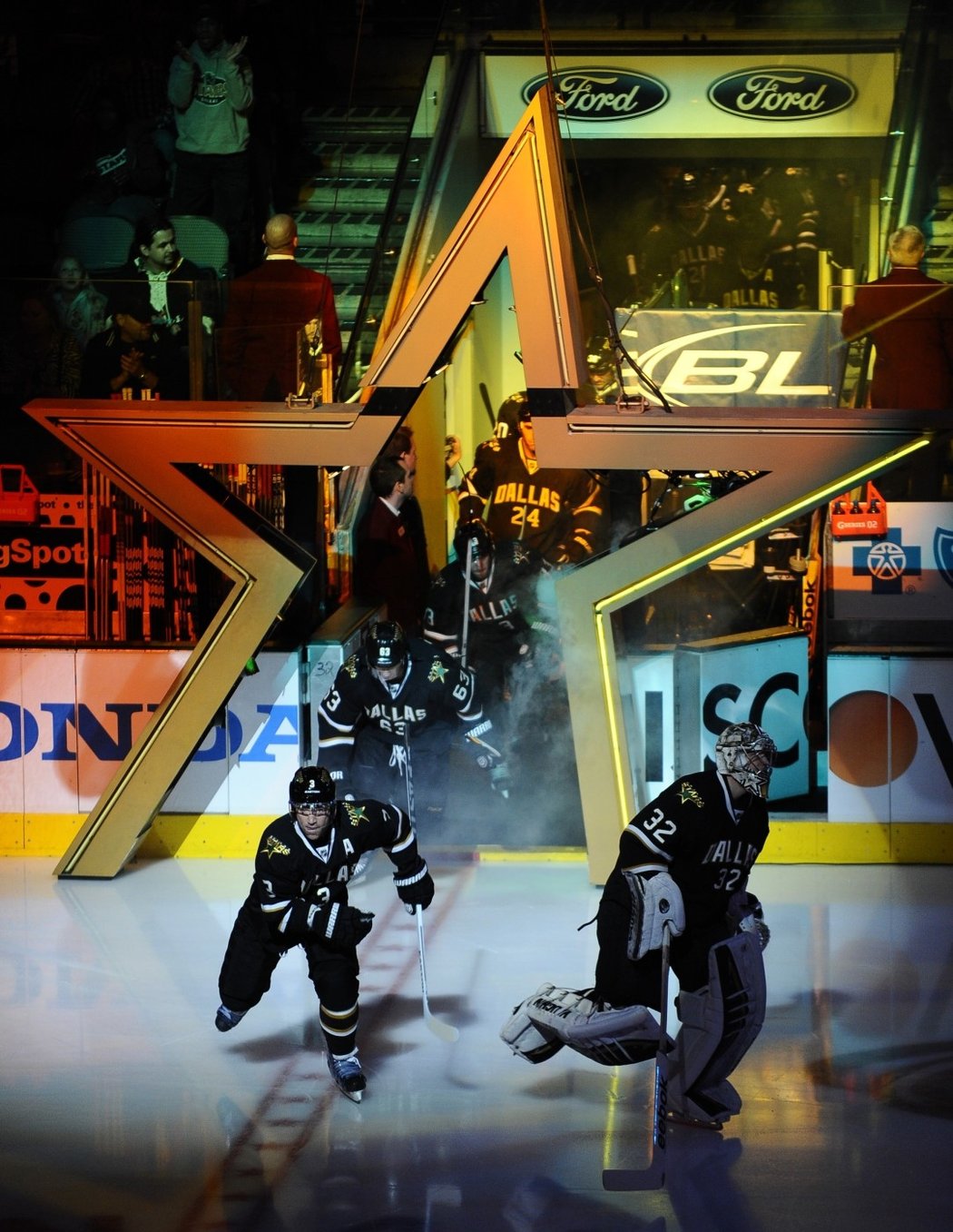 Hráči Stars vstupují před zápasem na led.