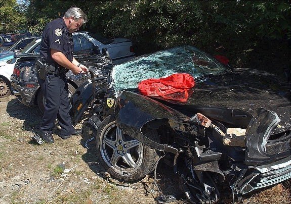 Černé Ferrari Modena 360, s kterým havaroval Dany Heatley