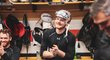 David Kaše absolvova i tradiční rituál v kabině Flyers, kde si nejlepší hráči utkání předávají putovní stříbrnou helmu. A každý si musí stoupnout a hodit do placu pár vět.