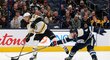 David Pastrňák střílí během zápasu NHL s Columbusem
