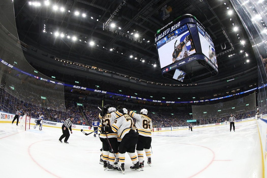 Bruins vyhráli třetí duel na ledě St. Louis vysoko 7:2 a ve finálové sérii play off NHL vedou 2:1 na zápasy.