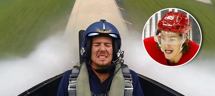 Obránce Danny DeKeyser vyzkoušel sílu stíhacího letounu F-18.