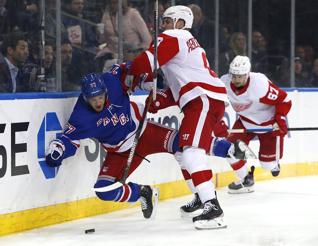 Justin Abdelkader použil svaly a sestřelil obránce Tonyho DeAngela