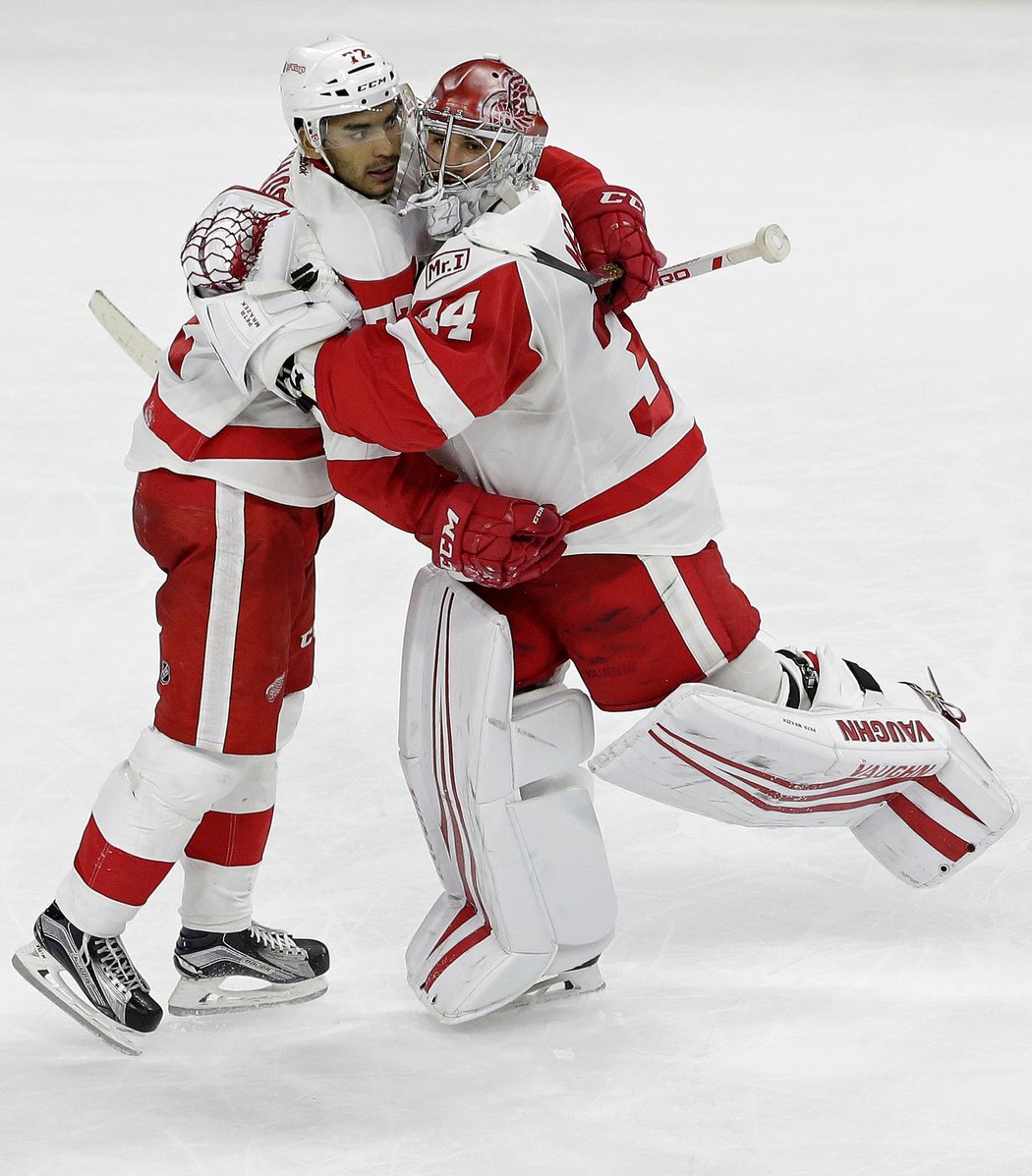 Andreas Athanasiou slaví s Petrem Mrázkem vítězný gól v prodloužení