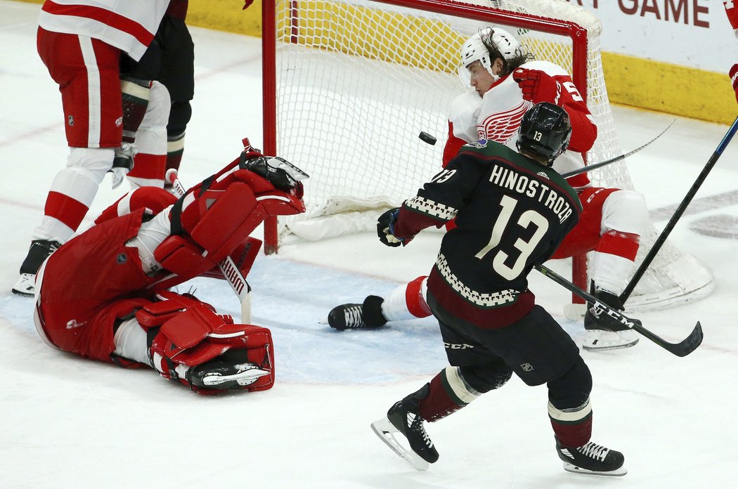 Vinnie Hinostroza chtěl zakončit, ale jeho střelu zablokoval útočník Detroitu Tyler Bertuzzi