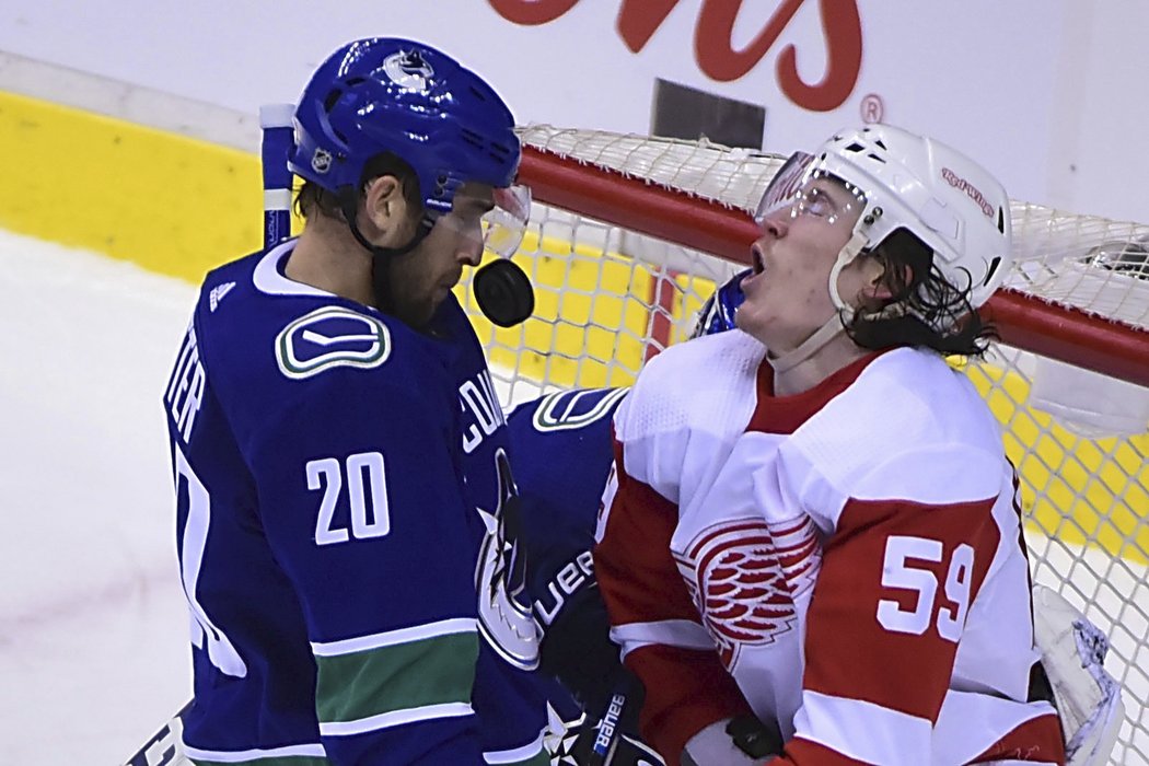 Brandon Sutter z Vancouveru a Tyler Bertuzzi z Detroitu v blízkém souboji o kotouč