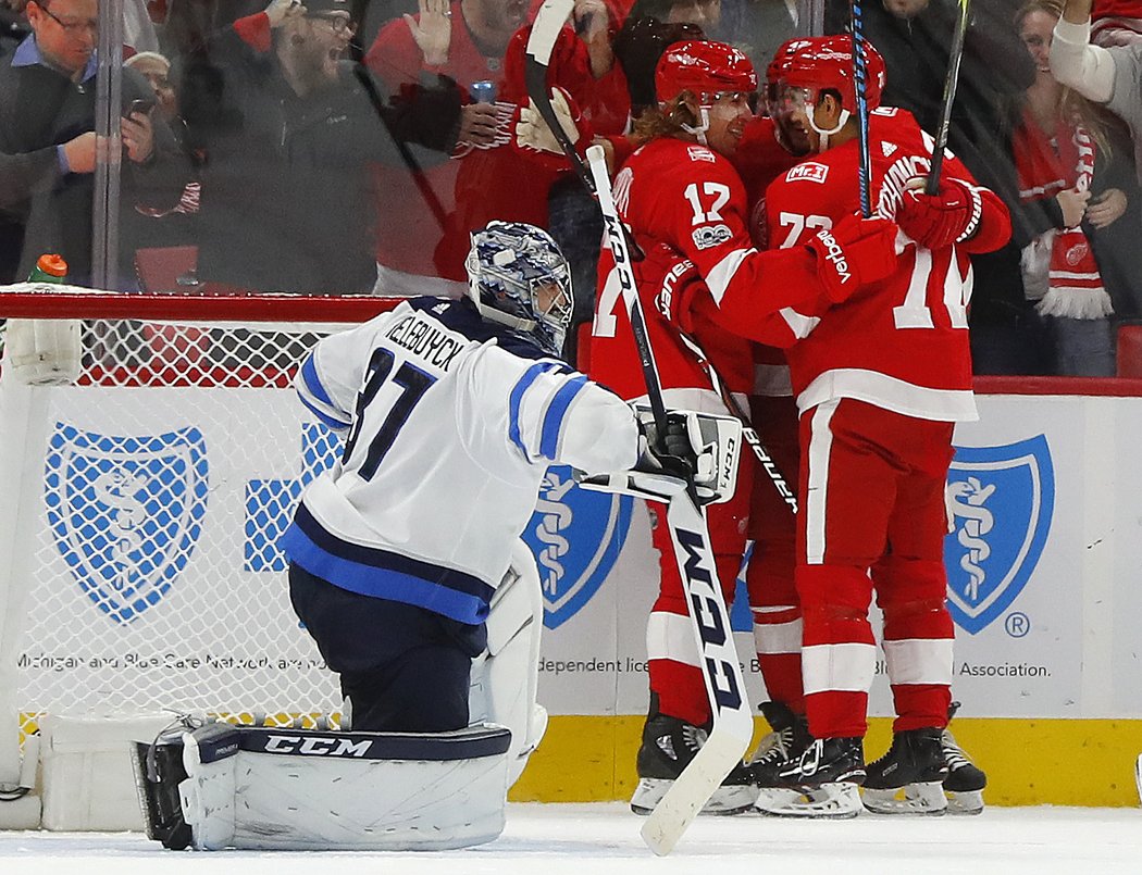 David Booth (17) uzavřel skóre proti Winnipegu