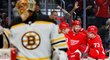 Hokejisté Detroitu slaví gól do branky Bostonu
