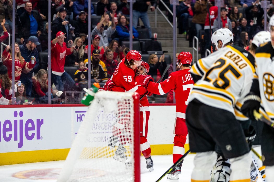 Hokejisté nejhoršího týmu NHL Detroitu se radují z gólu v síti Bostonu.