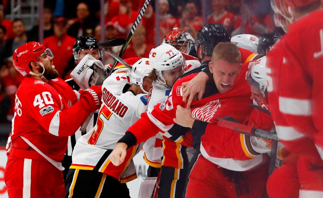 Během hromadné bitky v duelu Red Wings a Flames rozhodčí rozdali v utkání 141 trestných minut